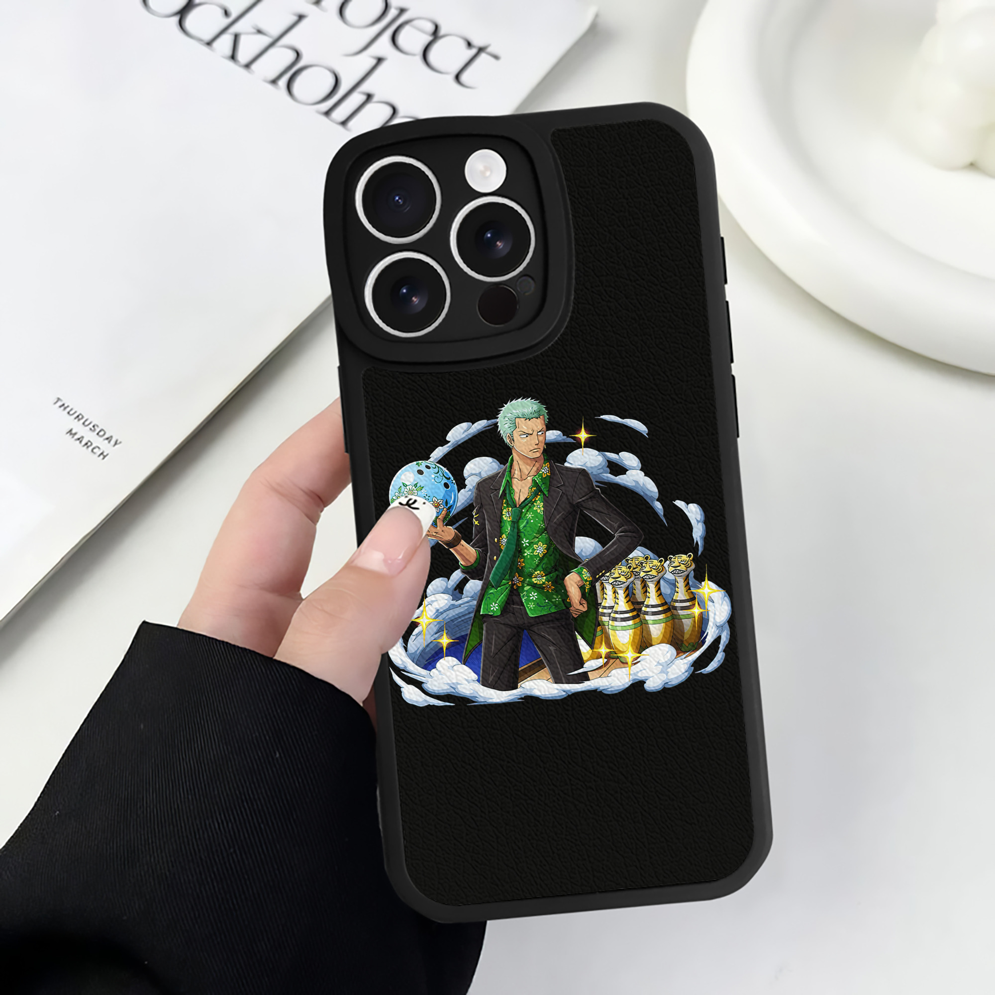 （画像用） ワンピース ロロノア・ゾロ ONE PIECE Roronoa Zoro 【iPhone 16シリーズ対応】シリコンスマホケース（レザー調） 材質：シリコン
